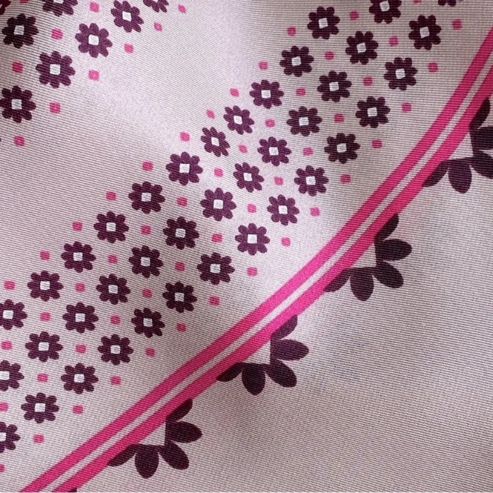 ANN TAYLOR SILK GEOMETRIC FLORAL PRINT SCARF SQUARE Limited Edition Pink Grey